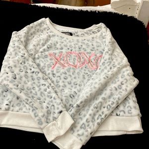 A gray is sweater that says Xoxo design pink